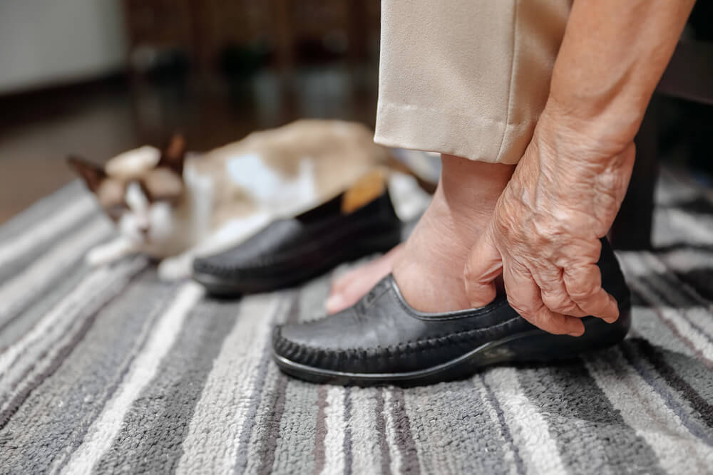 support slippers for the elderly
